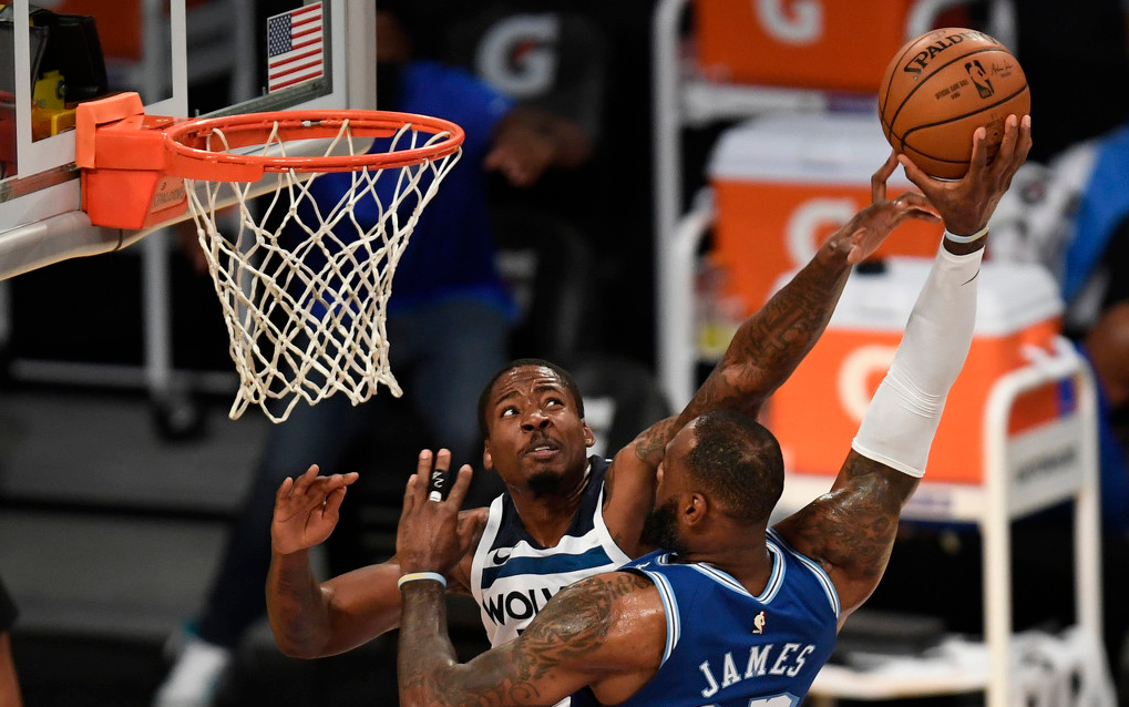 詹皇徹底放權三節下班!砍18+9+5甘為小弟做綠葉,半場前崴腳驚魂!(影)-黑特籃球-NBA新聞影音圖片分享社區