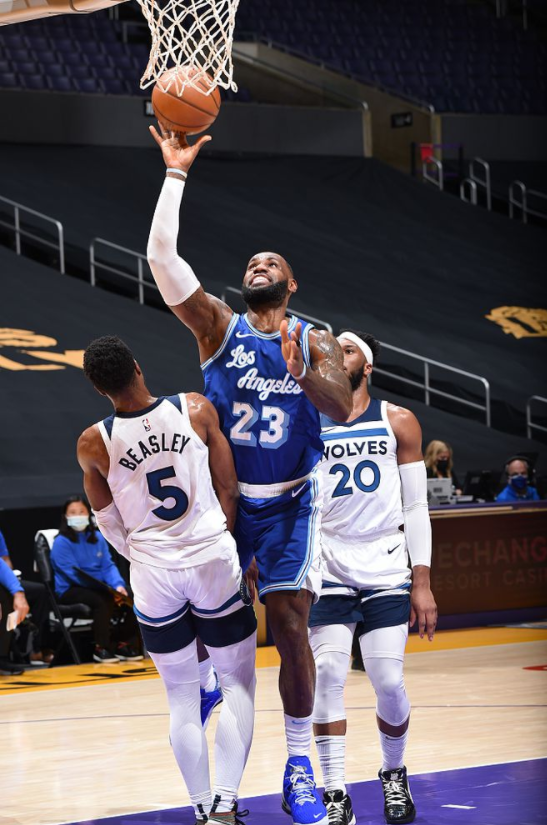 詹皇徹底放權三節下班!砍18+9+5甘為小弟做綠葉,半場前崴腳驚魂!(影)-黑特籃球-NBA新聞影音圖片分享社區