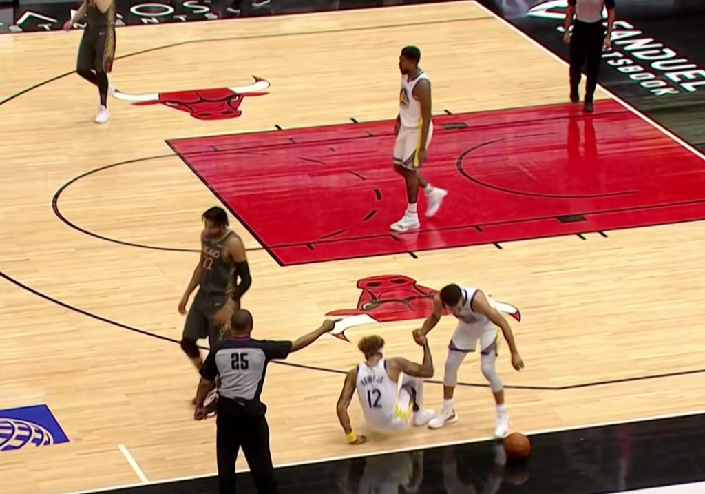 【影片】Curry空位無人防守,而他卻一打五強行上籃,萌神只能無奈搖搖頭!-黑特籃球-NBA新聞影音圖片分享社區