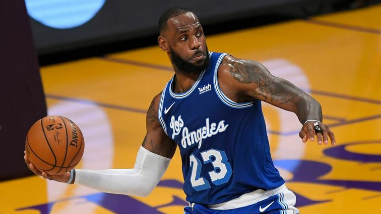 【影片】不愧是黃金腳踝!詹姆斯再次90度崴腳讓人擔憂,隨後一幕球迷瞬間放心了!-黑特籃球-NBA新聞影音圖片分享社區