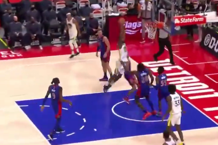 【影片】扔掉保溫杯！Wiggins殺入籃下雙手暴扣，這對他來說太輕鬆了！-黑特籃球-NBA新聞影音圖片分享社區