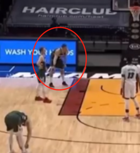 【影片】他在幹嘛呢？大Lopez站在場上，身邊空無一人，突然摔倒在地…-黑特籃球-NBA新聞影音圖片分享社區