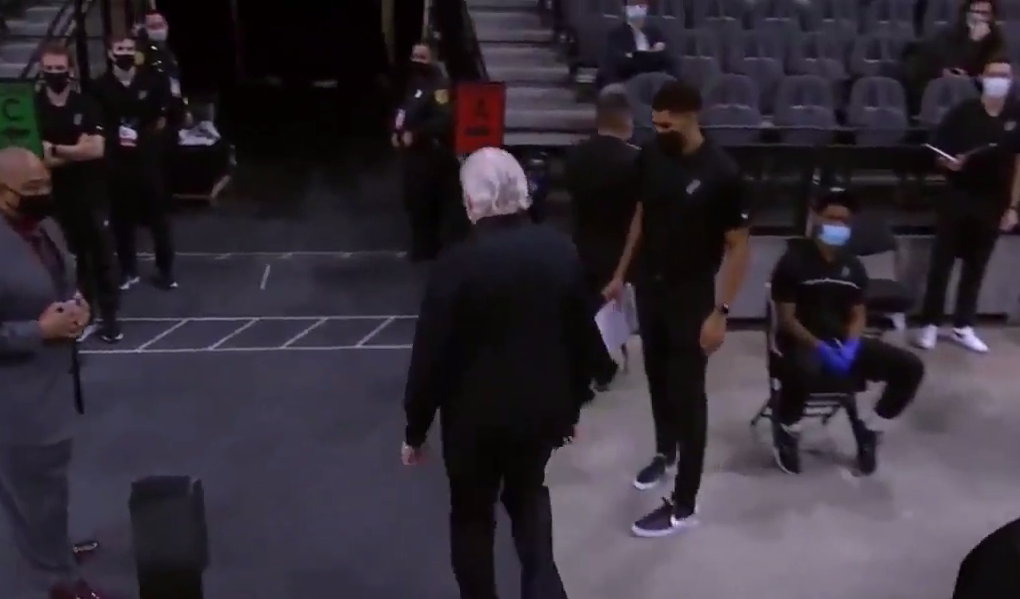 【影片】波波維奇不滿裁判，上前理論被連吹兩T，驅逐出場！-黑特籃球-NBA新聞影音圖片分享社區