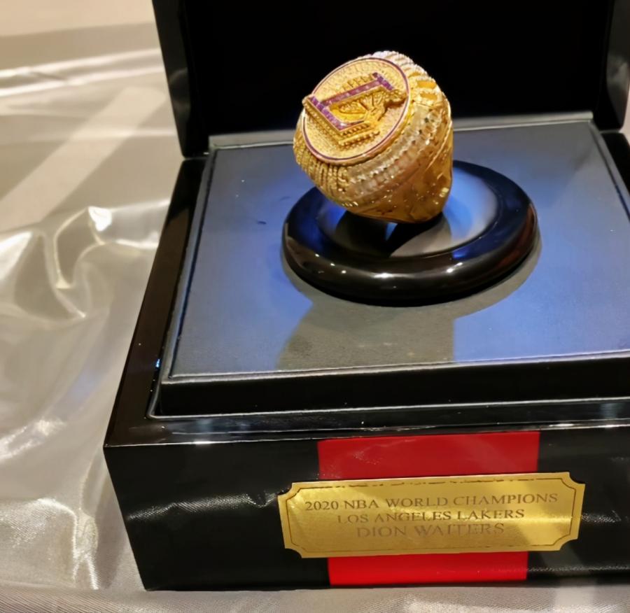 服務生也領到冠軍戒指了!7歲起就夢想這一刻,打算把它送給生命中最重要的人!-黑特籃球-NBA新聞影音圖片分享社區