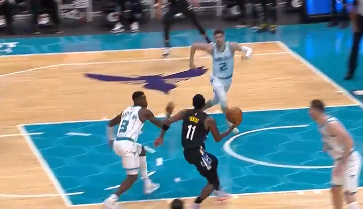 【影片】厄文空中換手上籃！加速一步過給三球上課，Ball飛出場外也沒能防下！-黑特籃球-NBA新聞影音圖片分享社區