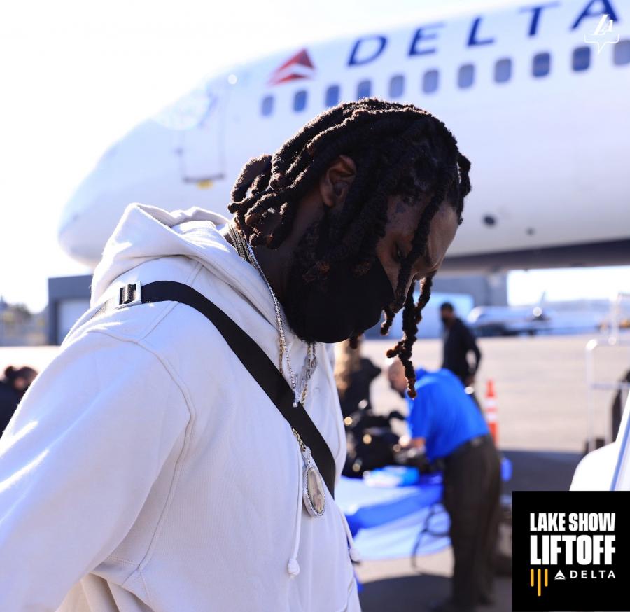 飛赴聖城備戰馬刺!湖人官方發佈球員登機照:小Gasol低調,Schroder外套搶鏡!-黑特籃球-NBA新聞影音圖片分享社區