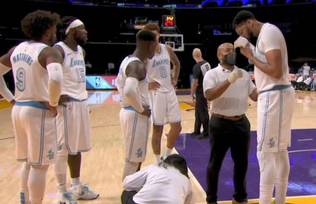 【影片】詹眉單節16分+兩度連線，戴維斯嘴巴被打出血仍5中4，首節湖人33-30領先獨行俠！-黑特籃球-NBA新聞影音圖片分享社區