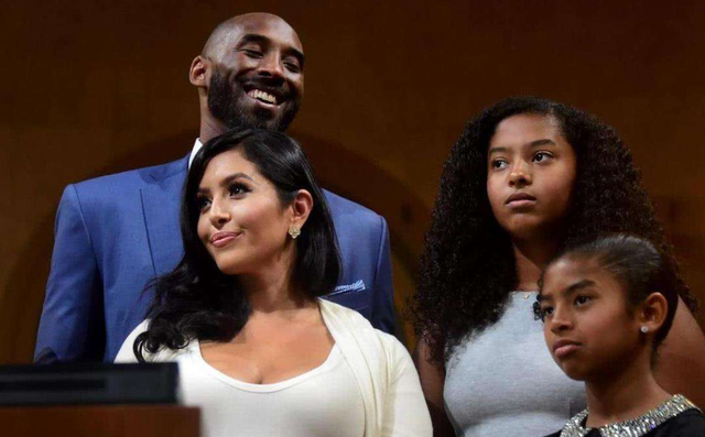 從6人變成4人…瓦妮莎曬全家兩年聖誕節合照:我們永遠都在一起!-黑特籃球-NBA新聞影音圖片分享社區