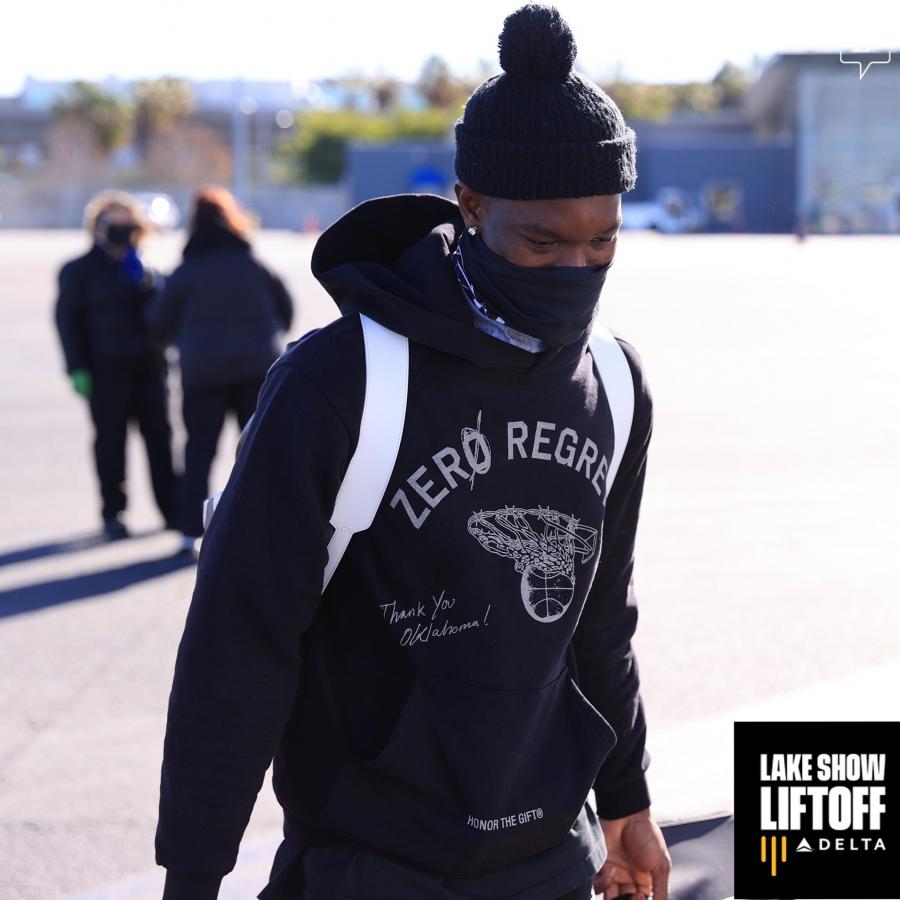 飛赴聖城備戰馬刺!湖人官方發佈球員登機照:小Gasol低調,Schroder外套搶鏡!-黑特籃球-NBA新聞影音圖片分享社區