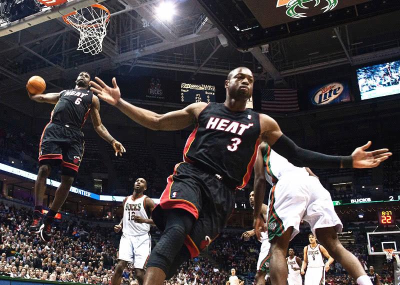 詹姆斯巔峰抱團沒得洗，但說他抱大腿就過分了！他走到哪都是大腿