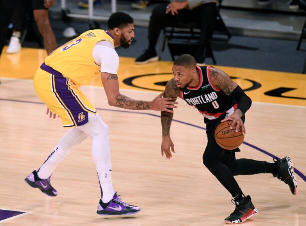 Lillard連飚超遠三分全場31分，拓荒者力克湖人，詹姆斯空砍29+9+6！（影）-黑特籃球-NBA新聞影音圖片分享社區