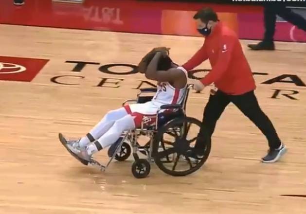 火箭球員克萊蒙斯回防時受傷捂著跟腱 坐輪椅離開球場