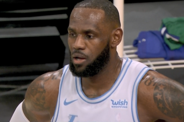 【影片】詹眉單節16分+兩度連線，戴維斯嘴巴被打出血仍5中4，首節湖人33-30領先獨行俠！-黑特籃球-NBA新聞影音圖片分享社區