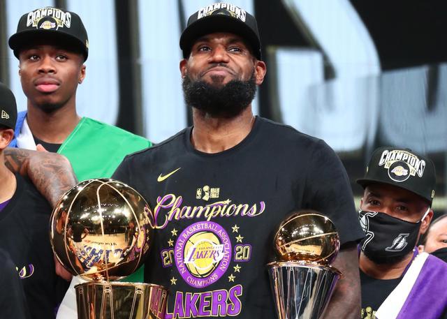 【影片】不愧是黃金腳踝!詹姆斯再次90度崴腳讓人擔憂,隨後一幕球迷瞬間放心了!-黑特籃球-NBA新聞影音圖片分享社區