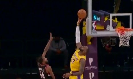 【影片】年輕人不講武德！詹姆斯頂開Kanter準備輕鬆上籃，小Jones在背後偷襲！-黑特籃球-NBA新聞影音圖片分享社區