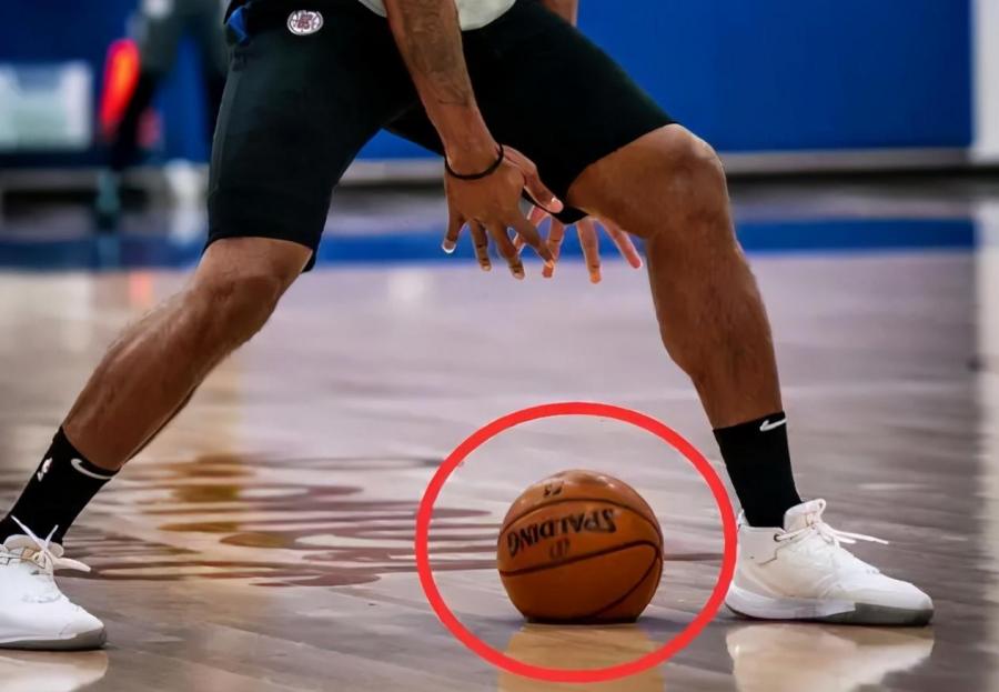 NBA球星的力氣有多大?Leonard胯下運球竟衝上熱搜?有誰留意到籃球都變癟了…-黑特籃球-NBA新聞影音圖片分享社區