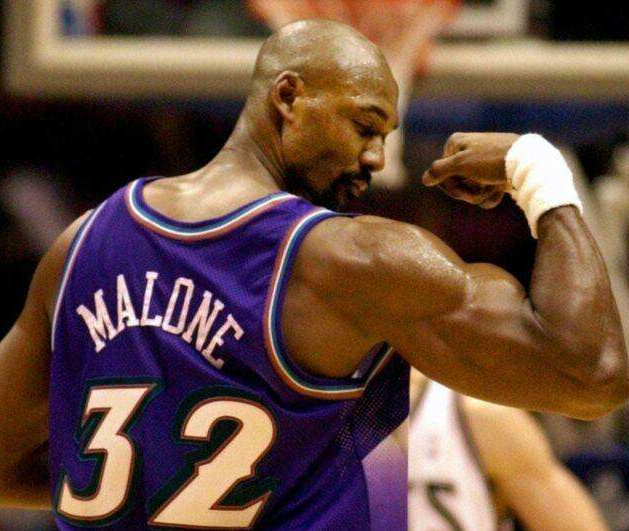 NBA球星的力氣有多大?Leonard胯下運球竟衝上熱搜?有誰留意到籃球都變癟了…-黑特籃球-NBA新聞影音圖片分享社區