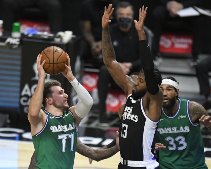 快艇慘敗眾星相！可愛喬治滿臉難受，東契奇憋著不笑，一數據超越快艇先發！-黑特籃球-NBA新聞影音圖片分享社區