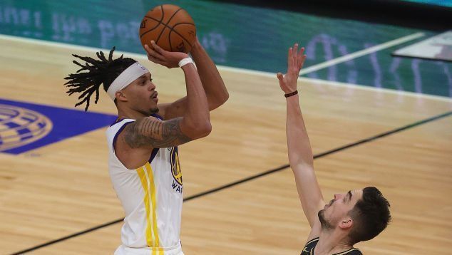 Watch Damion Lee drain game-winning three as Warriors knock off Bulls