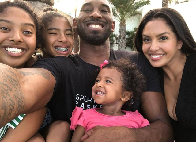 從6人變成4人…瓦妮莎曬全家兩年聖誕節合照:我們永遠都在一起!-黑特籃球-NBA新聞影音圖片分享社區