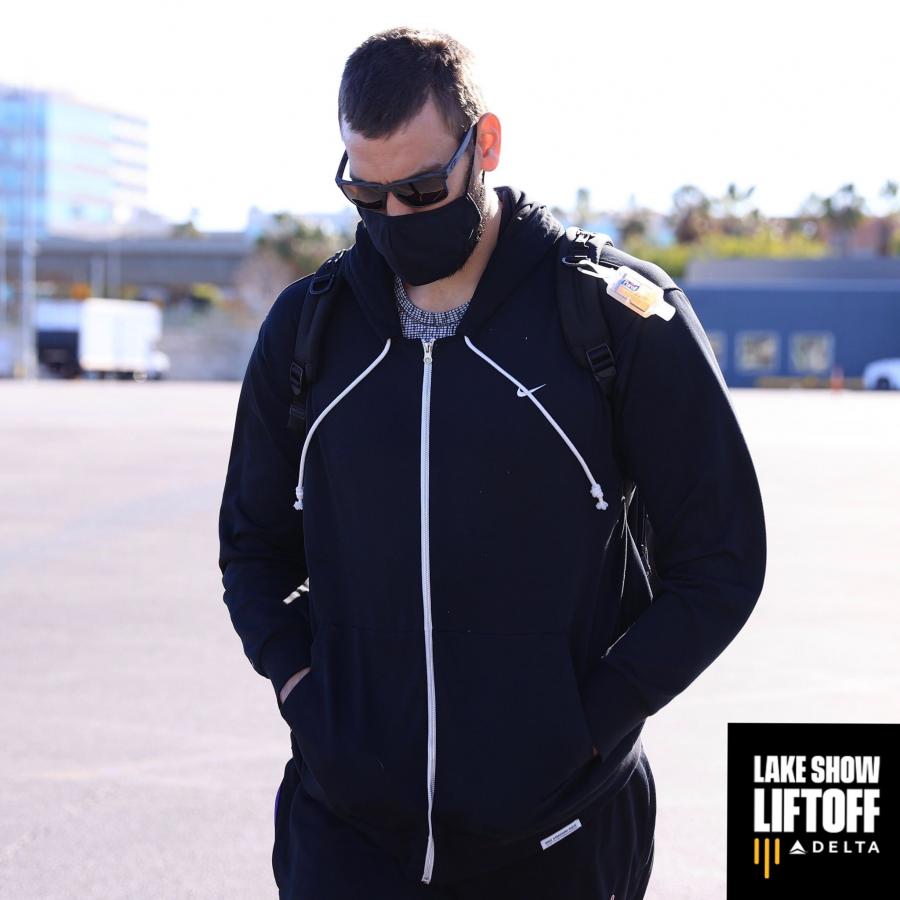 飛赴聖城備戰馬刺!湖人官方發佈球員登機照:小Gasol低調,Schroder外套搶鏡!-黑特籃球-NBA新聞影音圖片分享社區