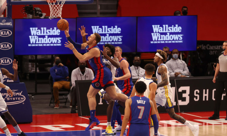 Video: Blake Griffin Leaves Game After Taking Elbow To The Face