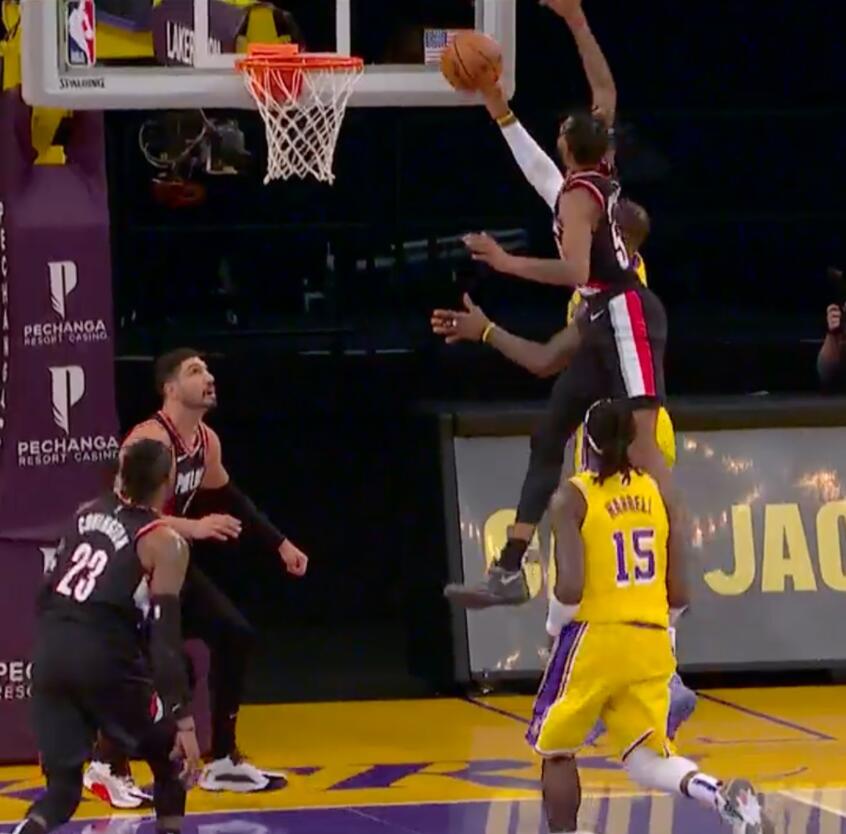 【影片】年輕人不講武德！詹姆斯頂開Kanter準備輕鬆上籃，小Jones在背後偷襲！-黑特籃球-NBA新聞影音圖片分享社區