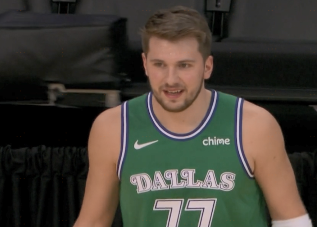 【影片】詹眉單節16分+兩度連線，戴維斯嘴巴被打出血仍5中4，首節湖人33-30領先獨行俠！-黑特籃球-NBA新聞影音圖片分享社區