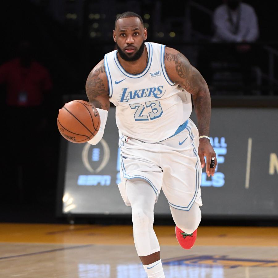 詹姆斯老了?36歲的他霸氣回應:每年都有人這麼說我,這是陰謀!-黑特籃球-NBA新聞影音圖片分享社區