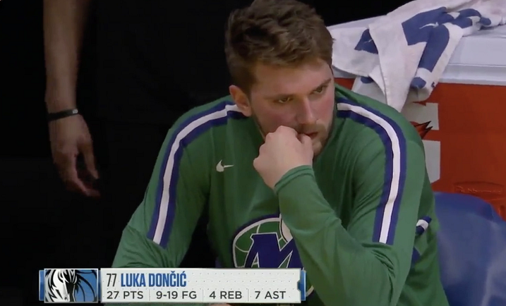 心疼東契奇一秒!外媒曬惡搞圖,詹眉將他吊在牆上:獨行俠沒有禮物!-黑特籃球-NBA新聞影音圖片分享社區