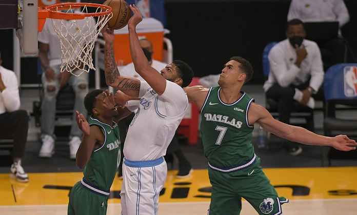 心疼東契奇一秒!外媒曬惡搞圖,詹眉將他吊在牆上:獨行俠沒有禮物!-黑特籃球-NBA新聞影音圖片分享社區