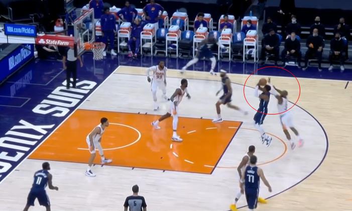 搞笑！NBA罕見一幕：球在籃筐上轉5圈，球員在下面急得直跺腳