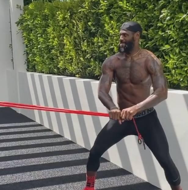 詹姆斯老了?36歲的他霸氣回應:每年都有人這麼說我,這是陰謀!-黑特籃球-NBA新聞影音圖片分享社區