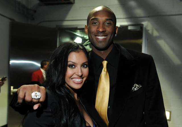 從6人變成4人…瓦妮莎曬全家兩年聖誕節合照:我們永遠都在一起!-黑特籃球-NBA新聞影音圖片分享社區