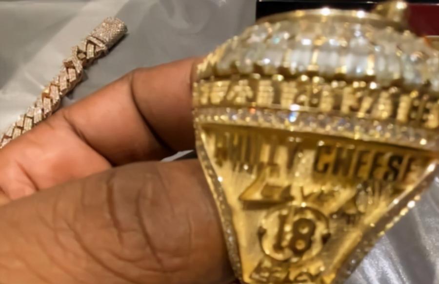 服務生也領到冠軍戒指了!7歲起就夢想這一刻,打算把它送給生命中最重要的人!-黑特籃球-NBA新聞影音圖片分享社區