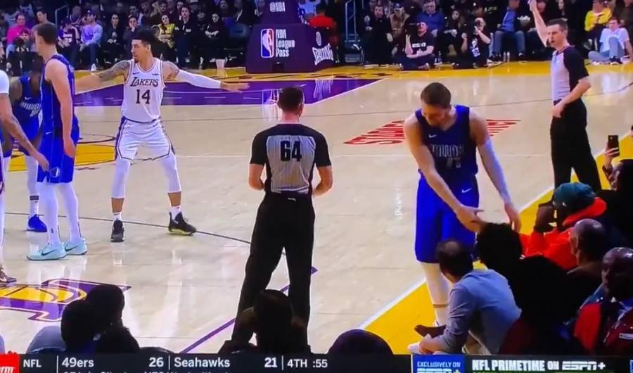 【影片】一年前的今天：Kobe生前最後一次造訪湖人主場，與詹姆斯東契奇等人親密交談！-黑特籃球-NBA新聞影音圖片分享社區