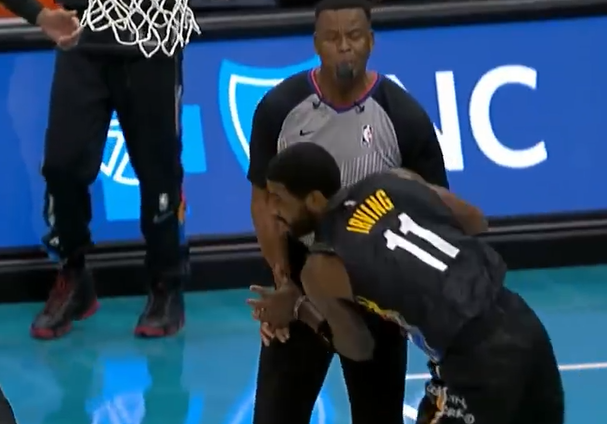 【影片】厄文空中換手上籃！加速一步過給三球上課，Ball飛出場外也沒能防下！-黑特籃球-NBA新聞影音圖片分享社區