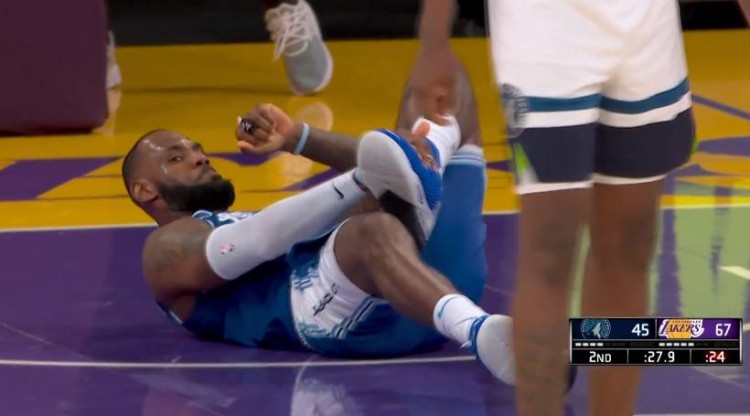 【影片】不愧是黃金腳踝!詹姆斯再次90度崴腳讓人擔憂,隨後一幕球迷瞬間放心了!-黑特籃球-NBA新聞影音圖片分享社區