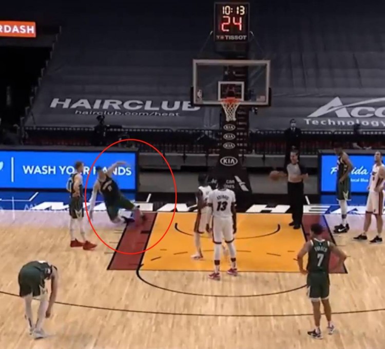 【影片】他在幹嘛呢？大Lopez站在場上，身邊空無一人，突然摔倒在地…-黑特籃球-NBA新聞影音圖片分享社區