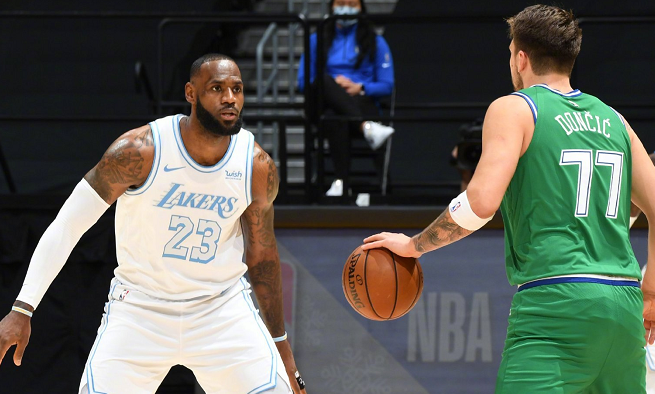 心疼東契奇一秒!外媒曬惡搞圖,詹眉將他吊在牆上:獨行俠沒有禮物!-黑特籃球-NBA新聞影音圖片分享社區