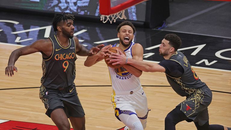 Damion Lee wins it late for Golden State Warriors against Chicago Bulls;  Steph Curry fastest ever to 2,500 three-pointers | NBA News | Sky Sports