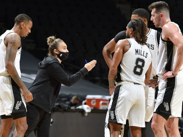 Spurs' Becky Hammon 1st woman to act as NBA HC following Pop's ejection | theScore.com