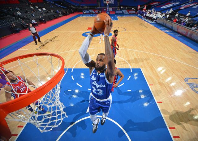 全能手段延續輸出!詹姆斯開局連送暴扣,砍34+6+6仍難率球隊逆轉!(影)-黑特籃球-NBA新聞影音圖片分享社區