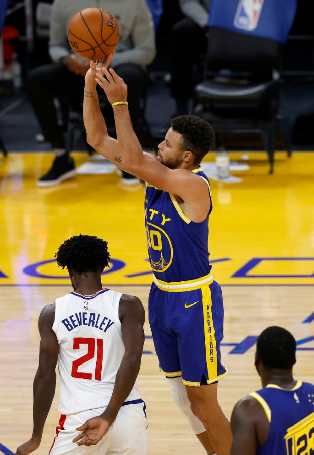 手感低迷!柯瑞17投12鐵僅得13分,最後時刻腳踩在Beverley腳上,左腳踝輕微扭傷!(影)-黑特籃球-NBA新聞影音圖片分享社區