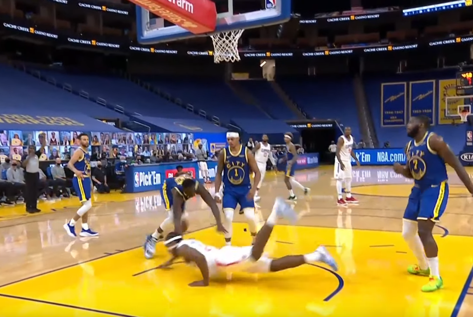 【影片】可愛突破衝擊籃框，慘遭追夢綠拉拽平摔倒地，動作太危險被判一級惡犯！-黑特籃球-NBA新聞影音圖片分享社區