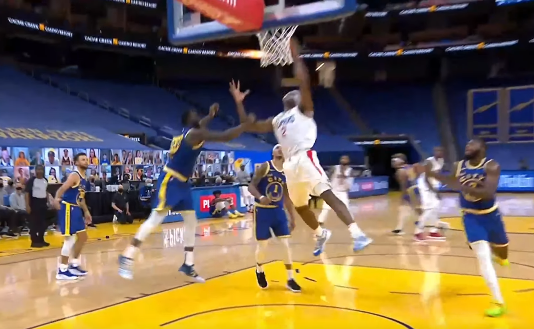 【影片】可愛突破衝擊籃框，慘遭追夢綠拉拽平摔倒地，動作太危險被判一級惡犯！-黑特籃球-NBA新聞影音圖片分享社區