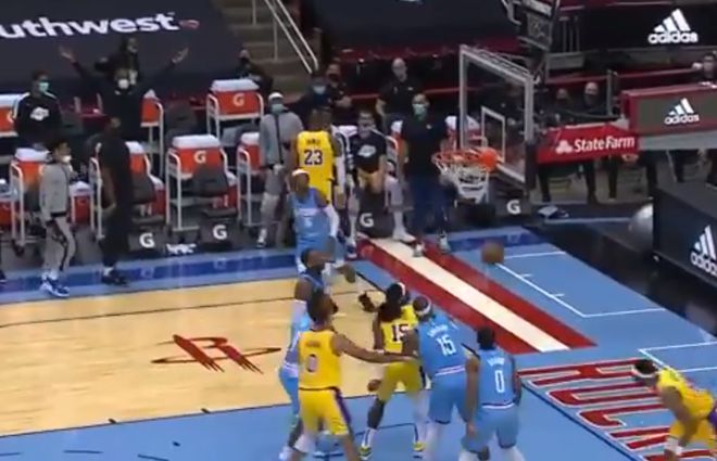 【影片】侮辱性極強!詹姆斯底角空位三分出手後,立刻轉身跟板凳席慶祝!-黑特籃球-NBA新聞影音圖片分享社區