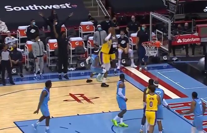 【影片】侮辱性極強!詹姆斯底角空位三分出手後,立刻轉身跟板凳席慶祝!-黑特籃球-NBA新聞影音圖片分享社區