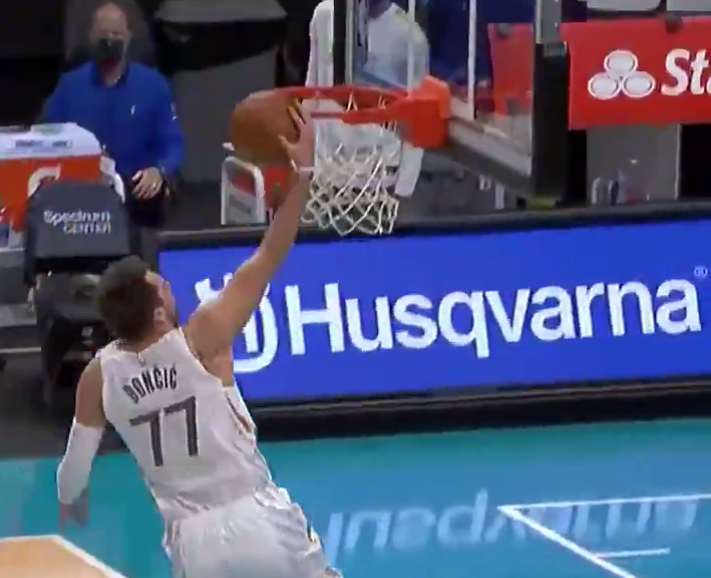 【影片】東契奇抄截快攻，面對空無一人的籃框竟然不灌，慘遭隊友「鄙視」！-黑特籃球-NBA新聞影音圖片分享社區