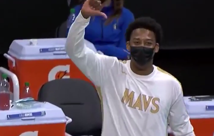 【影片】東契奇抄截快攻，面對空無一人的籃框竟然不灌，慘遭隊友「鄙視」！-黑特籃球-NBA新聞影音圖片分享社區